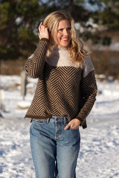 Beiger Zweifarbiger Rollkragenpullover – Clara