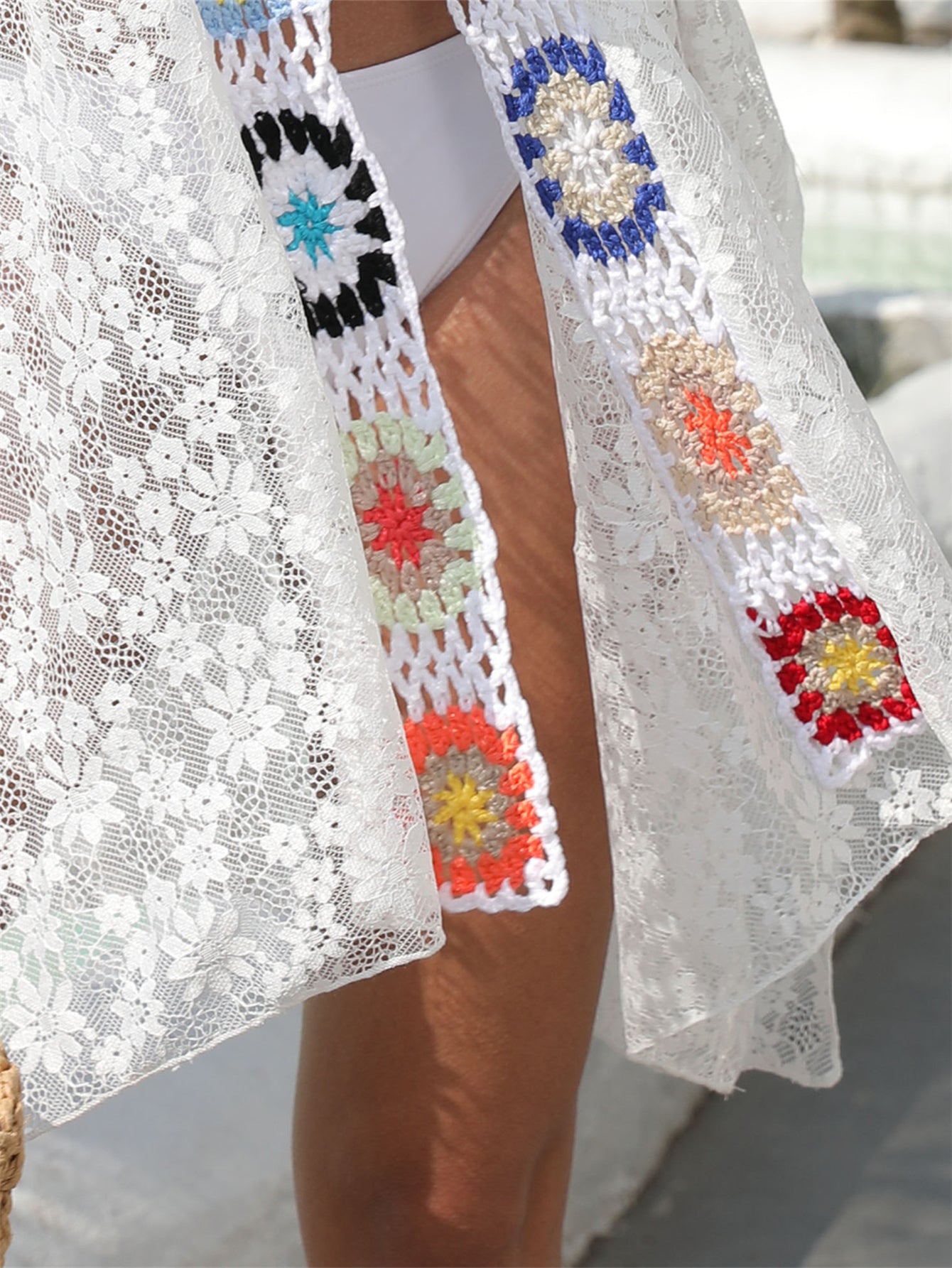 Weißer Spitzenkimono mit Blumenakzenten - Isabella