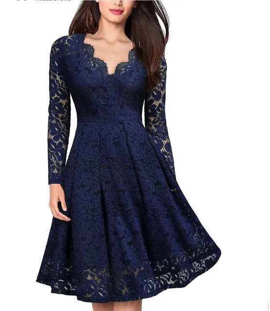 Schwarzes Spitzenkleid mit V-Ausschnitt - Lara