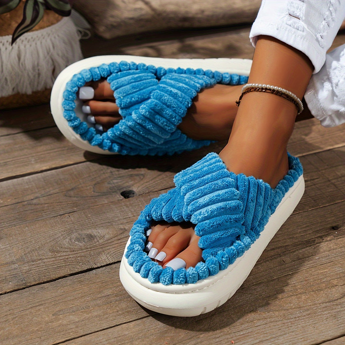 Schwarze Plüsch-Slipper mit Kreuzband - Mia