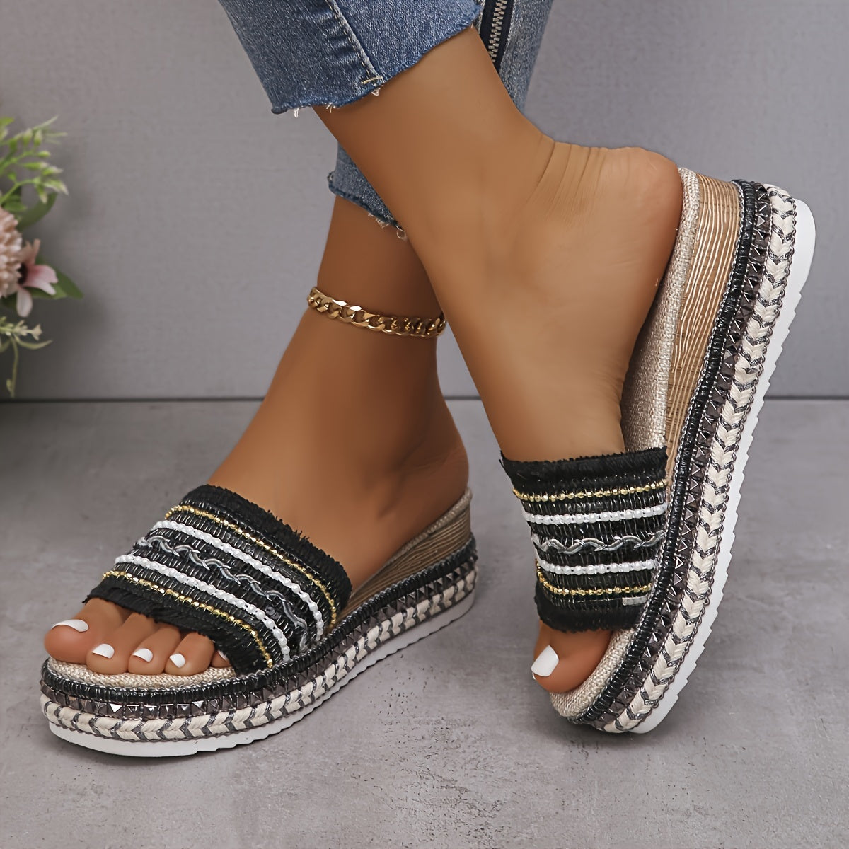 Beige Plateau-Slipper mit geflochtenen Details und Glitzerakzenten - Lina
