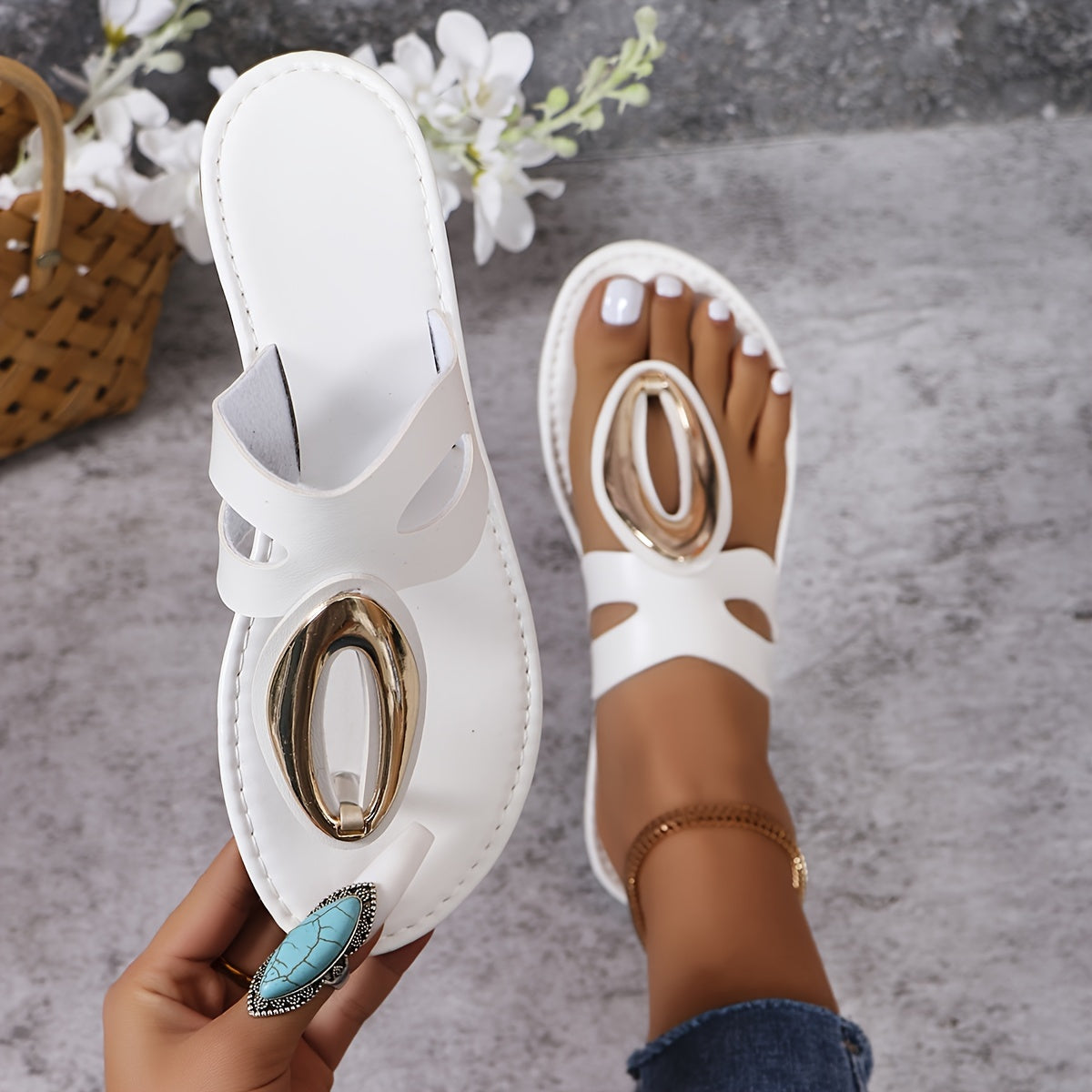 Braune Flip-Flops mit Schmuckdetail - Clara