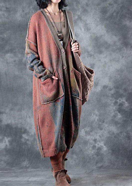 Boho-strickpullover mit orangefarbenen v-ausschnitttaschen und herbstlichen knöpfen