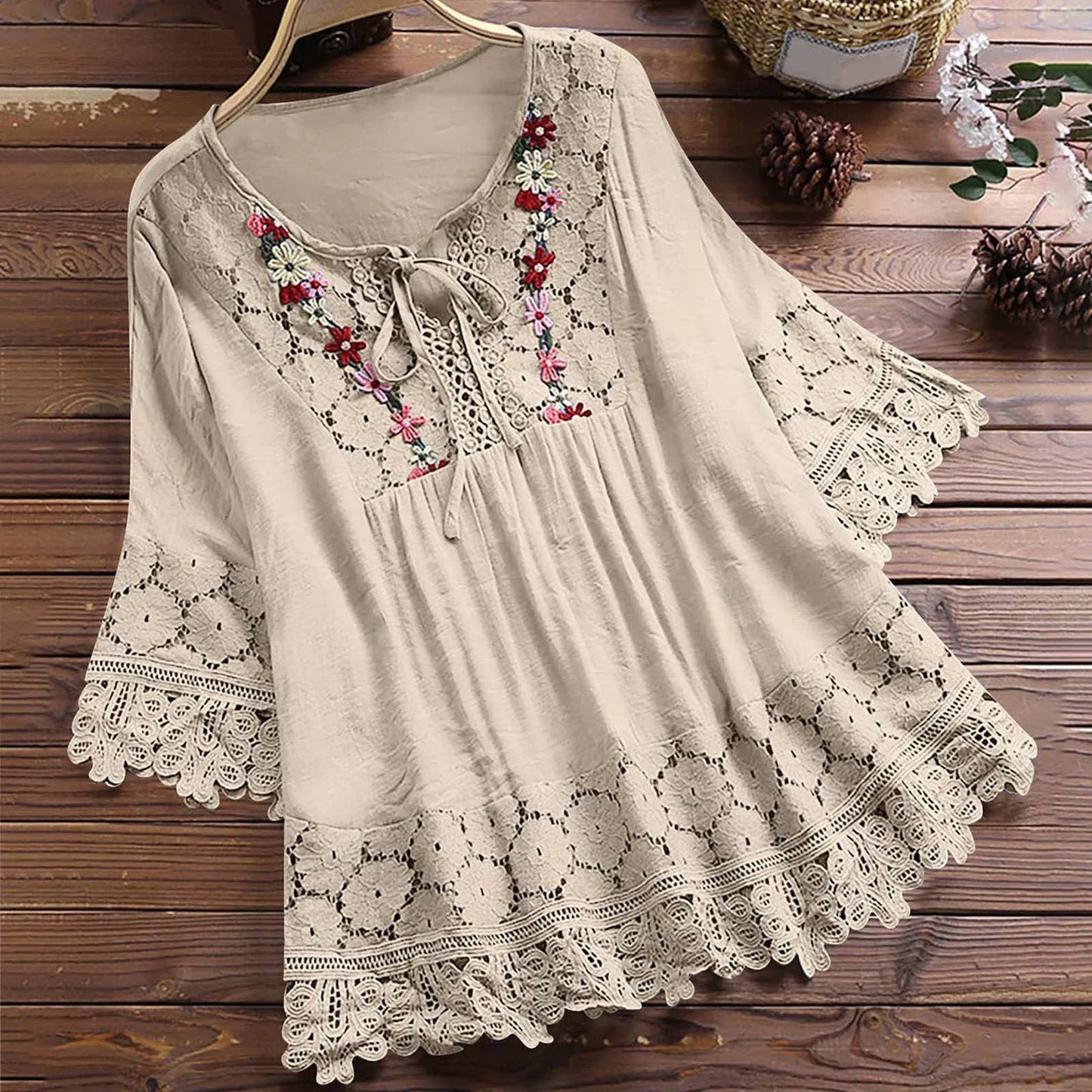 Beige Häkelbluse mit Stickerei - Camilla