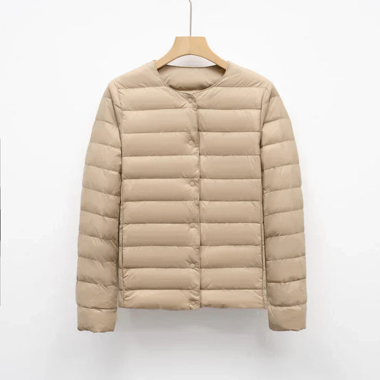 Freja – leichte taillierte daunenjacke mit druckknopfverschluss