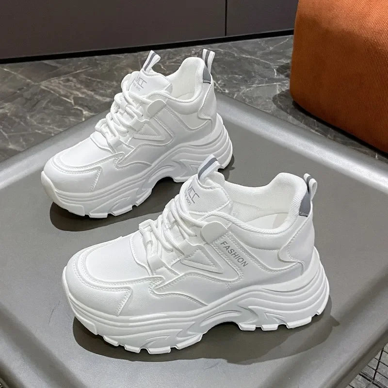 Lara - Ultramoderne Weiße Sneakers