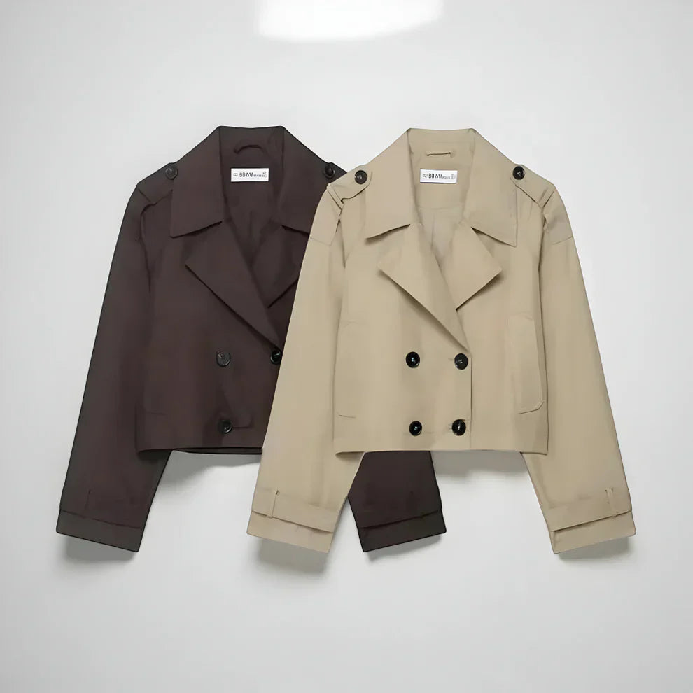Stilvoller, doppelreihiger, kurzer trenchcoat für damen mit taschen