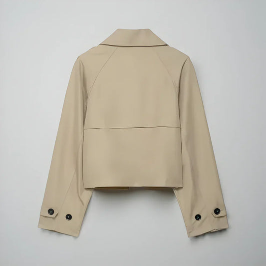 Stilvoller, doppelreihiger, kurzer trenchcoat für damen mit taschen