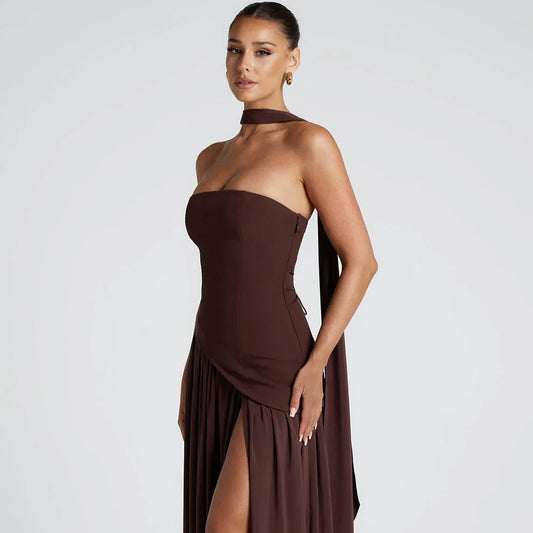 Asymmetrisches cocktailkleid mit hohem kragen und schlitz für damen