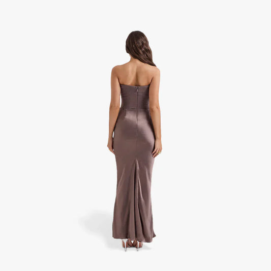 Trägerloses, figurbetontes abendkleid für damen mit rüschen – damen
