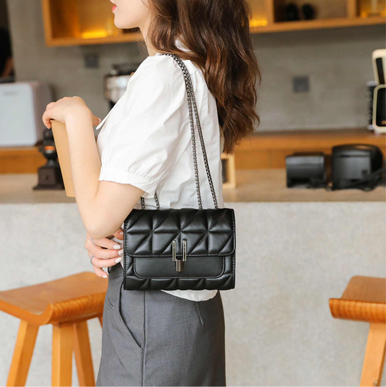 Elena - Gepolsterte Schwarze Crossbody-Tasche