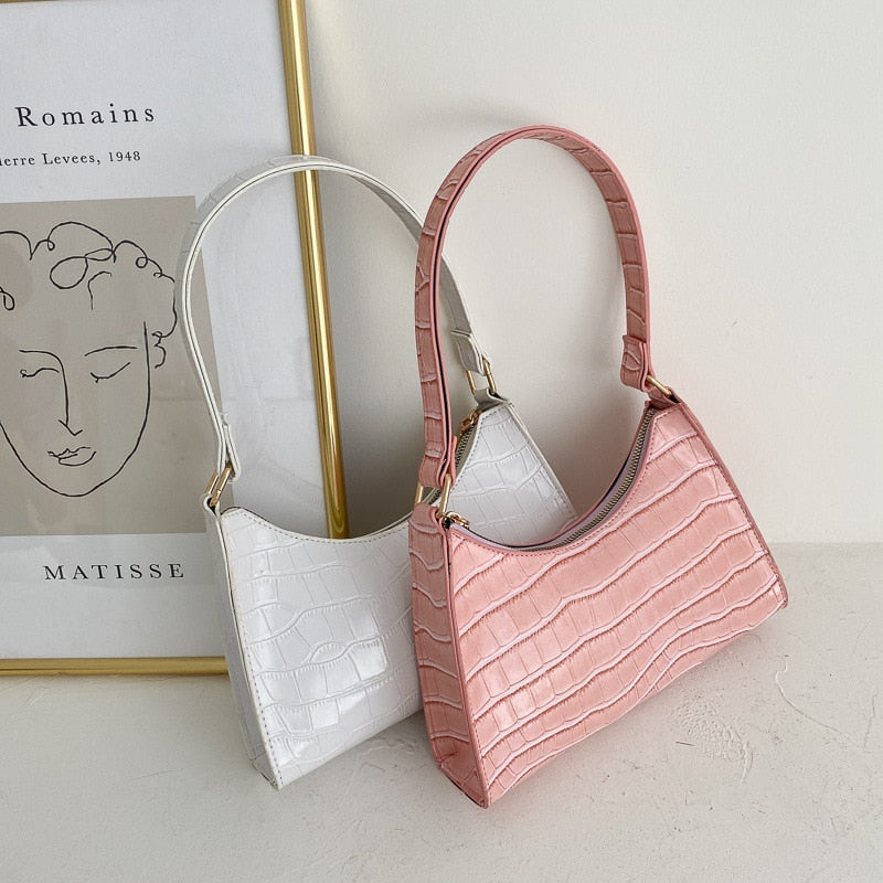 Lara - Schwarze Schultertasche im Krokodil-Look