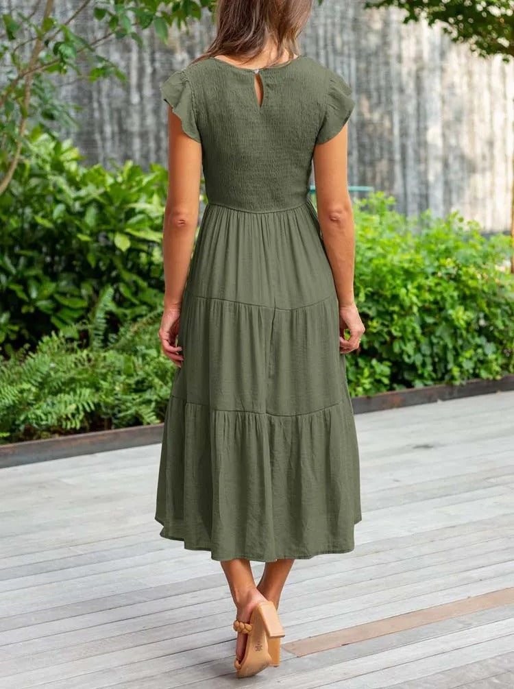 Elegantes sommerkleid: rüschendetails, taschen