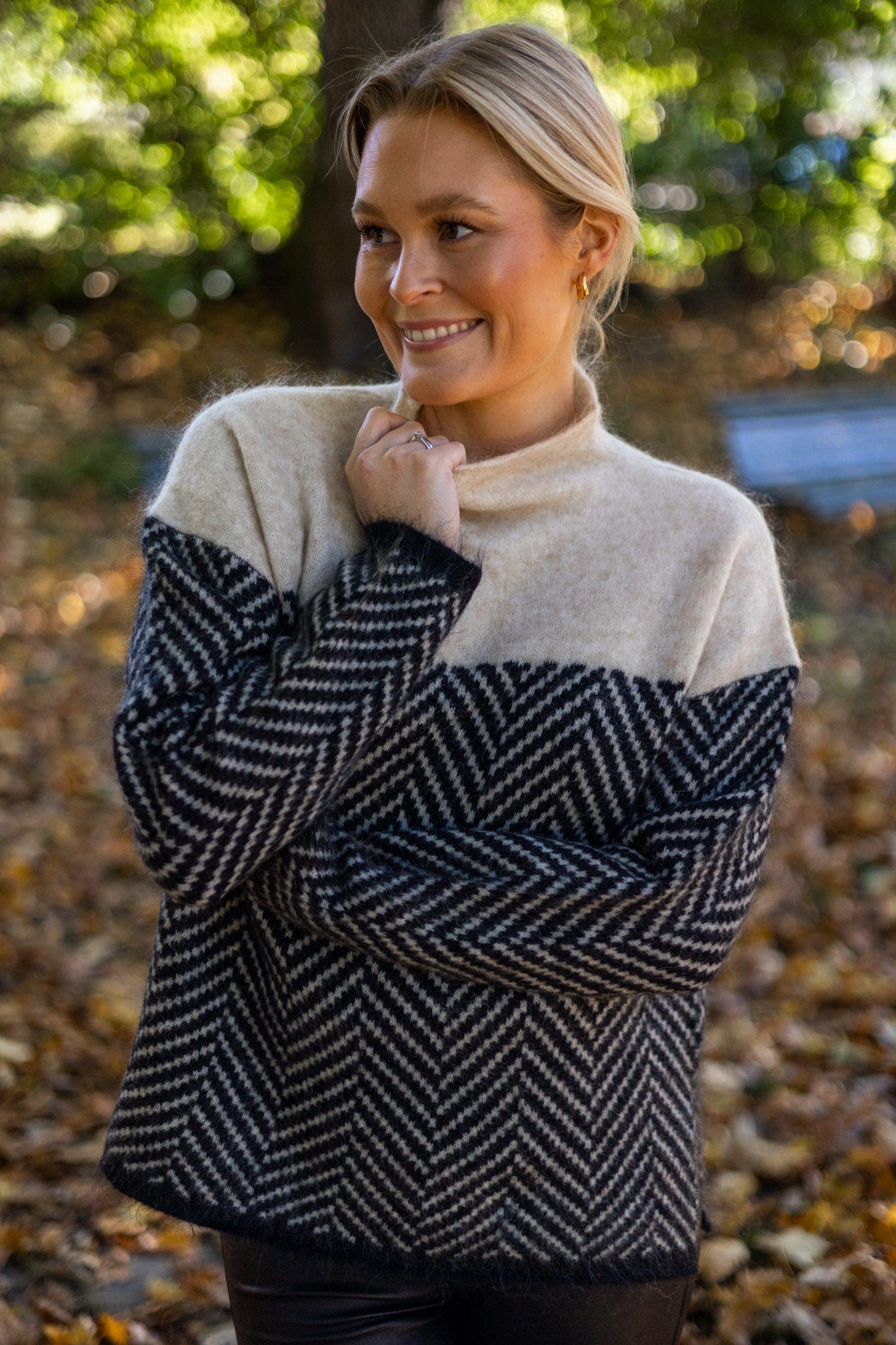 Beiger Zweifarbiger Rollkragenpullover – Clara