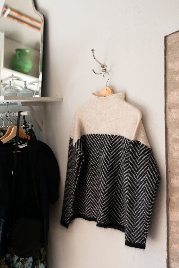 Beiger Zweifarbiger Rollkragenpullover – Clara