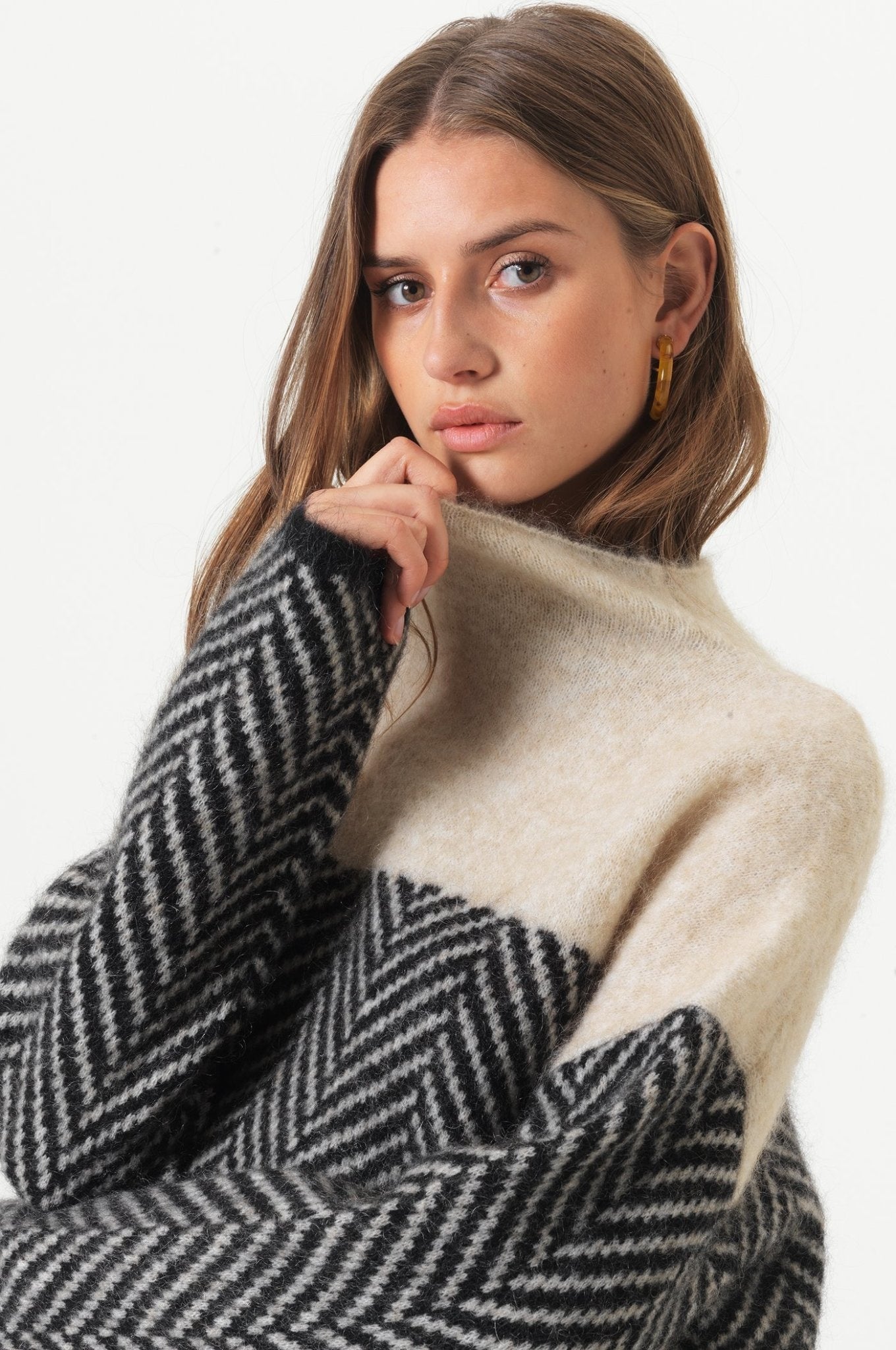 Beiger Zweifarbiger Rollkragenpullover – Clara