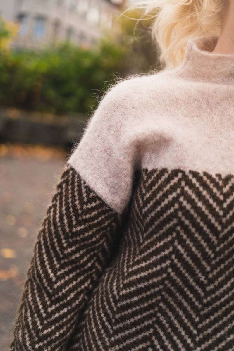 Beiger Zweifarbiger Rollkragenpullover – Clara