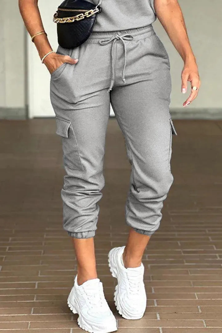 Maisie Rundhals-Top & Cargo-Joggers mit Mehrfachtaschen