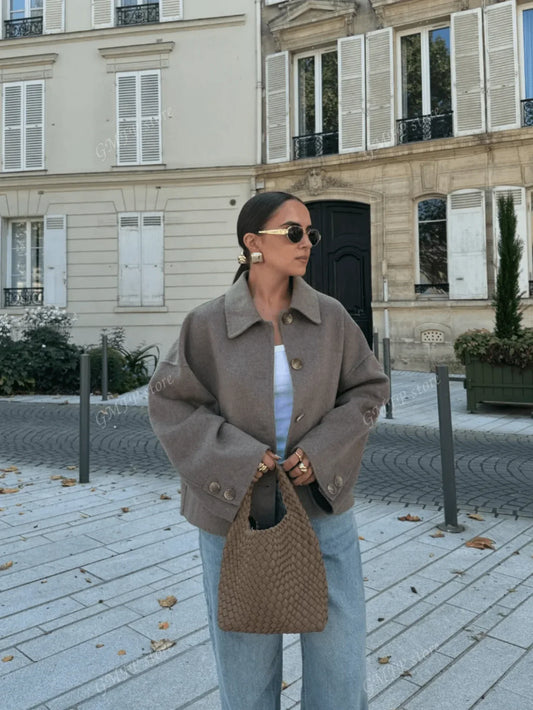 Cropped wolljacke mit knopfleiste – zeitloser paris-chic für damen