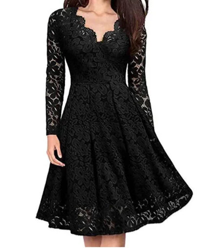 Schwarzes Spitzenkleid mit V-Ausschnitt - Lara