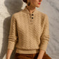 Alva – weicher strickpullover mit funnel-neck und zopfmuster