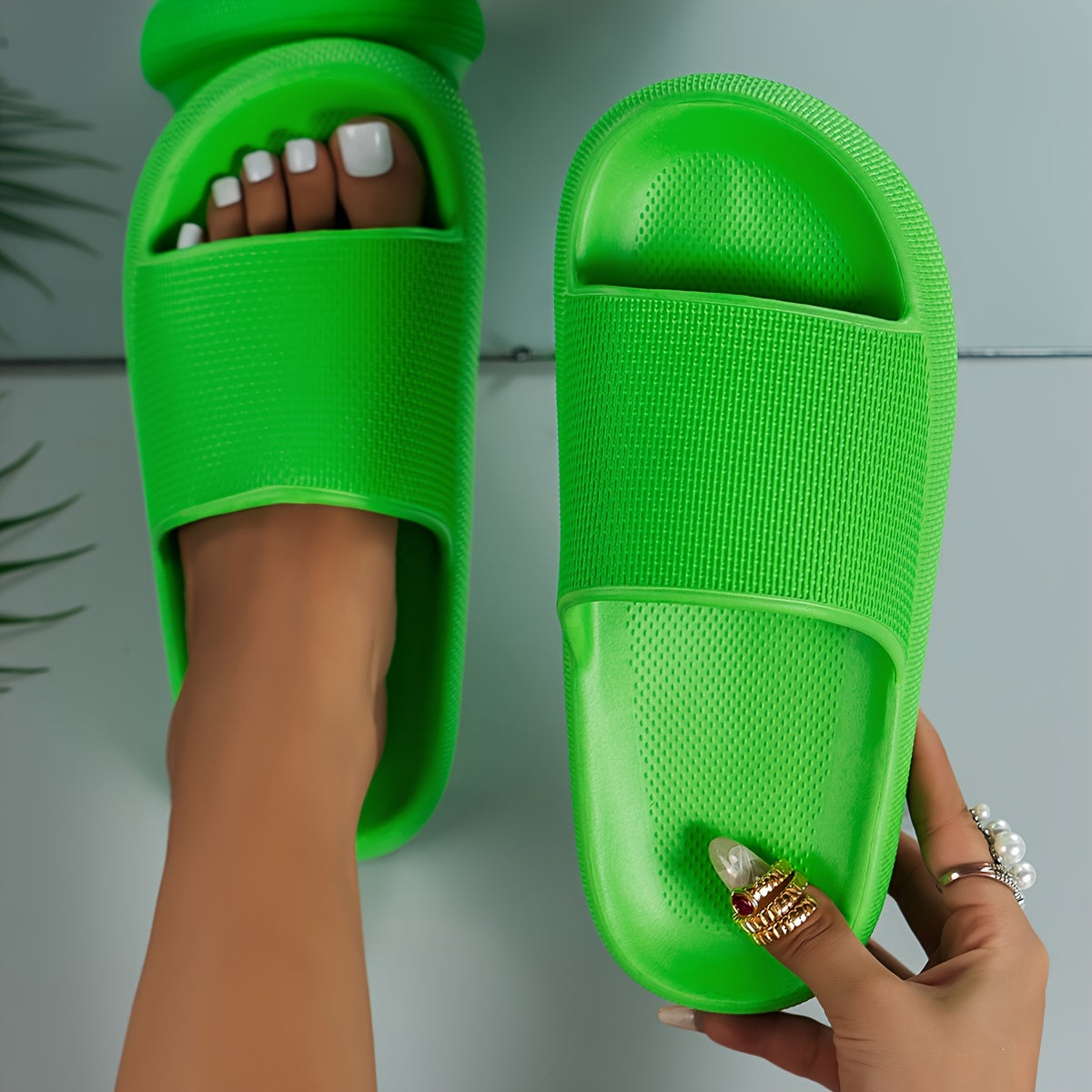 Schwarze Komfort-Slipper mit breitem Riemen - Nina