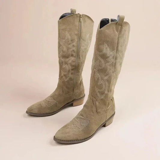 Stilvolle hohe cowboy-stiefel für damen – ideal für winter