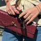 Schwarze Clutch mit Goldverschluss - Elina