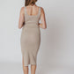 Strickkleid mit schlitz und eckigem ausschnitt – Latte