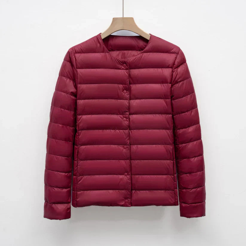 Freja – leichte taillierte daunenjacke mit druckknopfverschluss