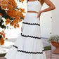 Ibrahimu | einfarbiges crop-top mit wellenartigem design und mehrlagigem rock-set
