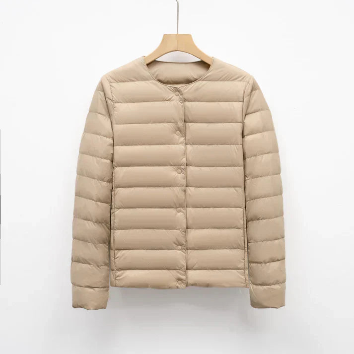 Freja – leichte taillierte daunenjacke mit druckknopfverschluss