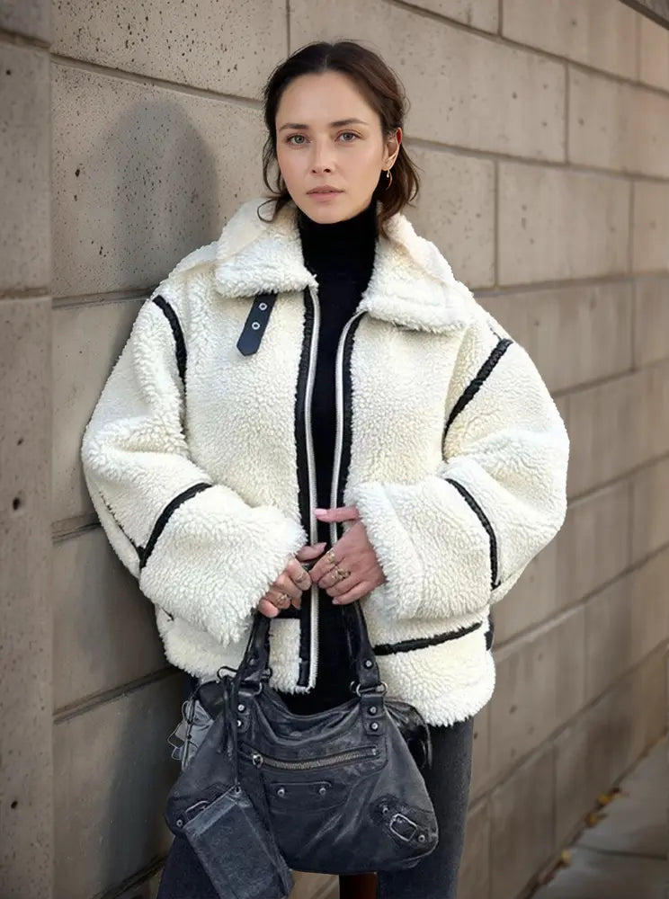 Lässige, farblich abgesetzte jacke mit fellbesatz und kragen – damen
