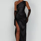 Plissiertes - kleid aus satin mit einem schulterschlitz