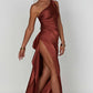 Plissiertes - kleid aus satin mit einem schulterschlitz