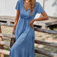 Zauberhaftes midi-kleid mit v-ausschnitt und taillenband