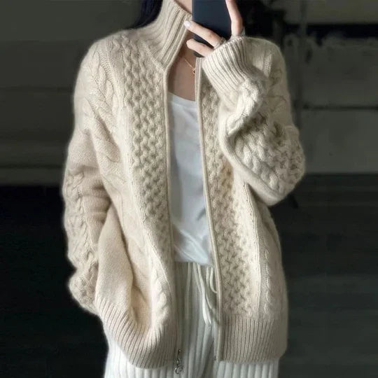 Evelyn – cable knit cardigan mit weichem wollanteil