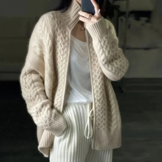Evelyn – cable knit cardigan mit weichem wollanteil
