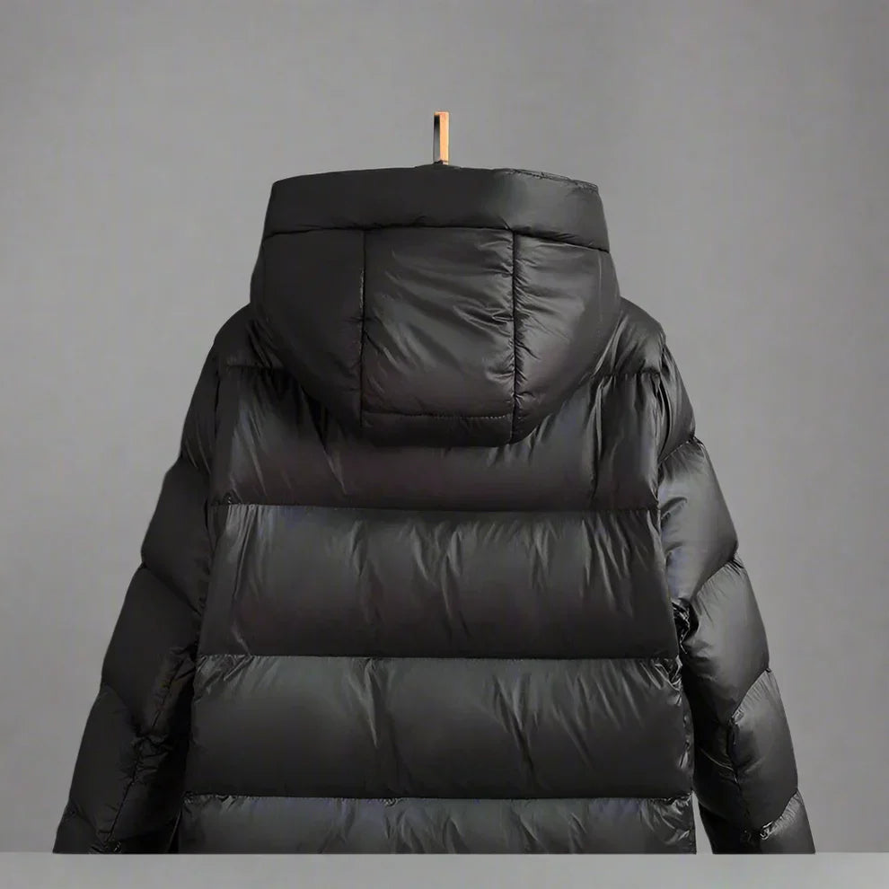 Langer damen-wintermantel mit kapuze und steppung - damen