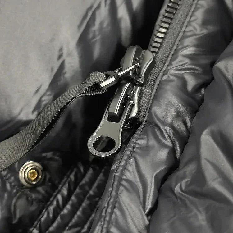 Langer damen-wintermantel mit kapuze und steppung - damen